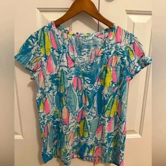 Lilly Pulitzer Meredith Tee Beach and Bae sailboat print - Picture 1 of 8